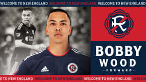 足球運動員 Bobby Wood 身穿新英格蘭革命隊球衣，帶有球隊標誌和歡迎文字。 — 足球 壁紙