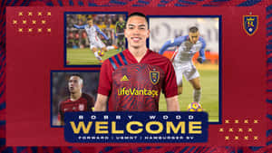 足球運動員 Bobby Wood 身穿紅色球衣，附有歡迎橫幅和動作照片。 — 足球 壁紙