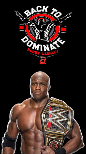 WWE摔角手Bobby Lashley手持帶有「Back to Dominate」標誌的冠軍腰帶。
