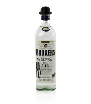 一瓶清澈的玻璃瓶裝 Broker's Premium London Dry Gin，帶有標籤和倒影，背景為白色。