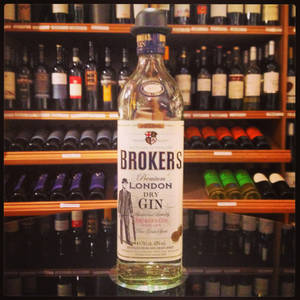 在酒吧架上展示的 Brokers 琴酒瓶，後面有葡萄酒瓶。