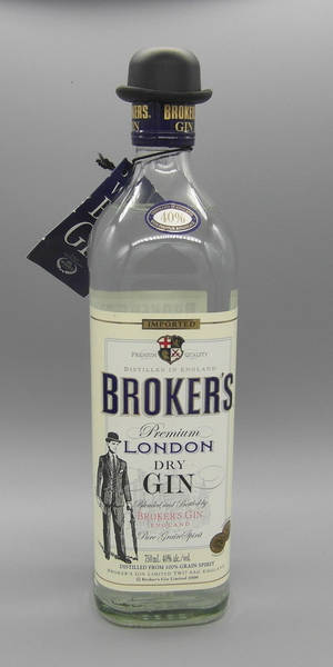Broker's Premium London Dry Gin 瓶子，帶有圓頂禮帽塞子和復古標籤。