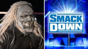 戴面具的WWE摔角手在場館的SmackDown標誌旁