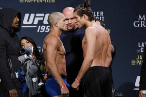兩名男性MMA拳手在UFC稱重活動中鼻尖對鼻尖對峙。