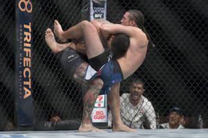 兩名MMA拳手在UFC八角籠內進行纏鬥。