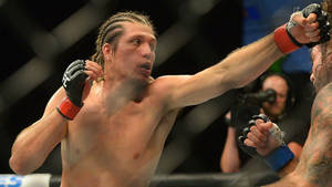 MMA拳手在比賽中於八角籠內出拳。