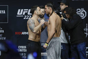 兩名MMA拳手在UFC稱重活動前互相凝視。