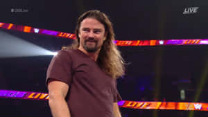 WWE摔角手在現場場館的舞台燈光下微笑。