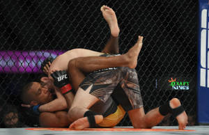 兩名MMA拳手在八角籠內被鎖喉鎖住。