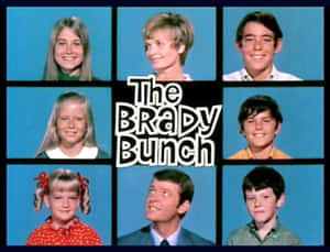 《Brady Bunch》演員在復古電視節目標題卡上，背景為藍色。