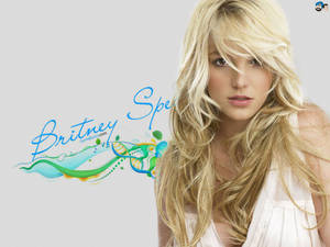 Britney Spears 身穿白色上衣，一頭飄逸的金髮，搭配色彩繽紛的抽象設計。