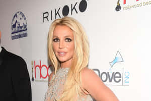 Britney Spears 喺荷里活活動中身穿閃亮禮服。