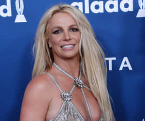 Britney Spears 在 GLAAD 活動中穿著閃閃發光的銀色連衣裙。