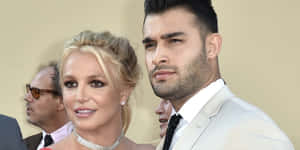 Britney Spears 和 Sam Asghari 在正式活動中穿著優雅的服裝。