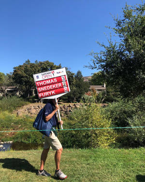 高爾夫球手攜帶計分板，顯示Thomas領先Sneedeker和Furyk。 — 4:5 壁紙