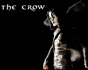 一個哥德式人物，帶有烏鴉化妝和翅膀，標題為「The Crow」，背景為黑色。
