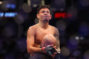 MMA拳手在競技場擁抱對手慶祝勝利