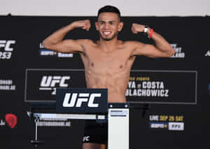 UFC拳手在稱重活動中展示肌肉