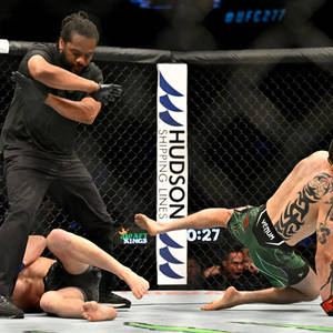UFC拳手在裁判介入時使出飛膝。
