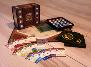 War Chest 桌上遊戲組件散落在木地板上。