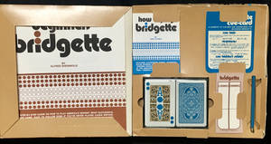打開的復古Bridgette紙牌遊戲盒，展示紙牌和說明書。