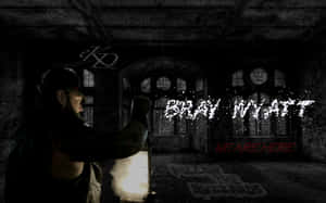 一名摔角手在黑暗廢墟中拿著燈籠，發光的文字寫著「Bray Wyatt We Are Here」。