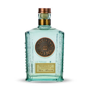 青綠色玻璃氈酒樽，帶有銅蓋同標籤寫住 Brooklyn Gin。