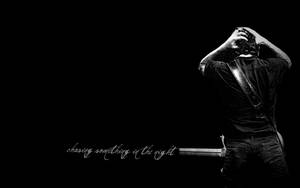 一位音樂家在夜晚彈結他，並帶有文字 chasing something in the night。