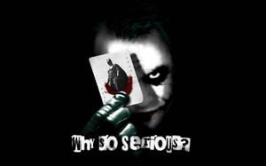 小丑拿著沾血的小丑牌和文字 'Why so serious?'