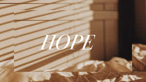 陽光穿過百葉窗照亮了一張顯示 HOPE 字樣的床。