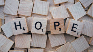Scrabble 字母牌在一堆空白牌上拼出「希望」。