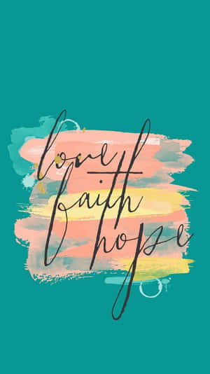 在藍綠色背景上，彩色水彩筆觸上方以黑色字體書寫的love faith hope字樣