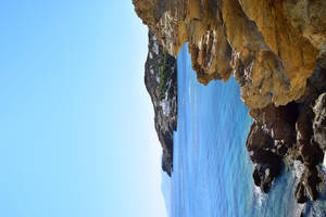 懸崖邊的海岸村莊，碧綠的海水和清澈的藍天。