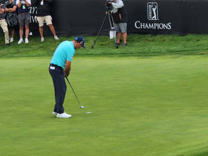 職業高爾夫球手在PGA TOUR Champions賽事中在果嶺上推桿。 — 哥爾夫球場 壁紙