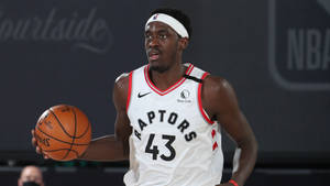 多倫多速龍隊43號球員在NBA比賽中運球。