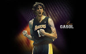 身穿湖人隊球衣的籃球運動員 Pau Gasol 握緊拳頭慶祝。