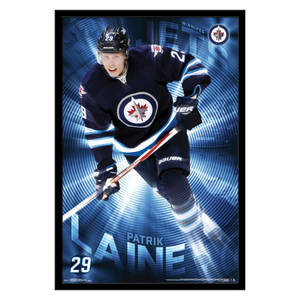 冰球運動員 Patrik Laine 身穿 Winnipeg Jets 球衣在發光藍色背景上比賽。 — 運動 壁紙