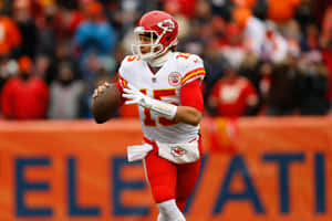 堪薩斯城酋長隊四分衛在橄欖球比賽中行動。