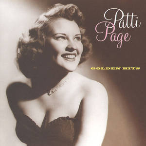 Patti Page 在復古工作室肖像中微笑，身穿無肩帶連衣裙和項鍊。