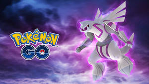 一隻發光的白色和紫色寶可夢在暴風雨的紫色天空中飛翔，帶有 Pokémon GO 標誌。