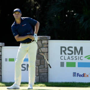 職業高爾夫球手在RSM Classic錦標賽的晴天揮桿。 — 運動 壁紙