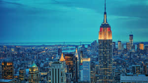 帝國大廈在黃昏時亮起，下方城市燈光點點
