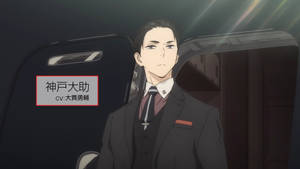 動畫角色穿著西裝站在車門旁，帶有日文文字疊加。