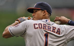 身穿灰色球衣的棒球投手 Correa 準備投球。