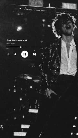 Harry Styles 在舞台上唱歌，帶有音樂播放器疊加
