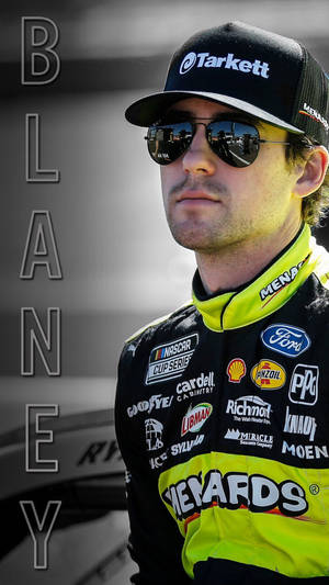 NASCAR車手Blaney身穿賽車制服和太陽眼鏡。