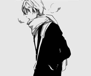 穿著黑色外套和圍巾的動漫男孩在灰階中向下看。