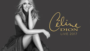 Celine Dion 穿著黑色連衣裙為2017年現場演唱會宣傳照微笑。