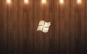 Windows標誌在木地板上發光，溫暖燈光下