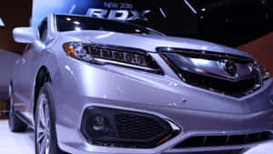 銀色Acura RDX SUV在車展上展出，燈光明亮。